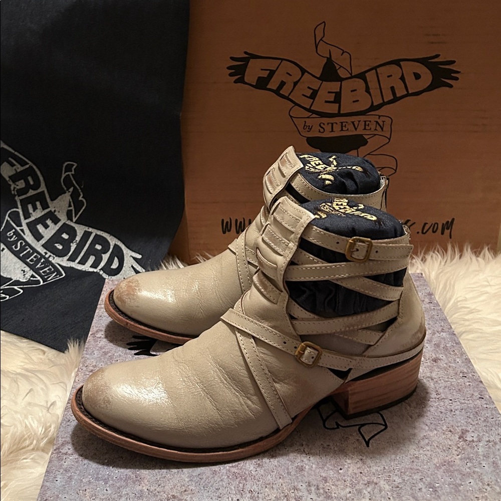Freebird Stair - Ice Ankle Boots - Picture 2 of 11